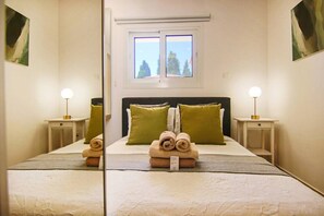 1 dormitorio, tabla de planchar con plancha, wifi y ropa de cama