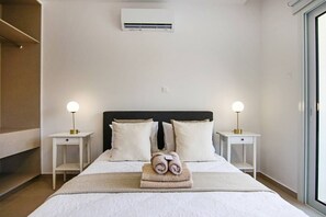 1 bedroom, iron/ironing board, WiFi, bed sheets - Phaedrus Living: Seaside Luxury Limnaria 172 (Paphos)