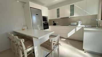 Frigorífico, microondas, horno y placa de cocina