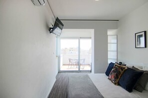 1 bedroom, desk, WiFi, bed sheets