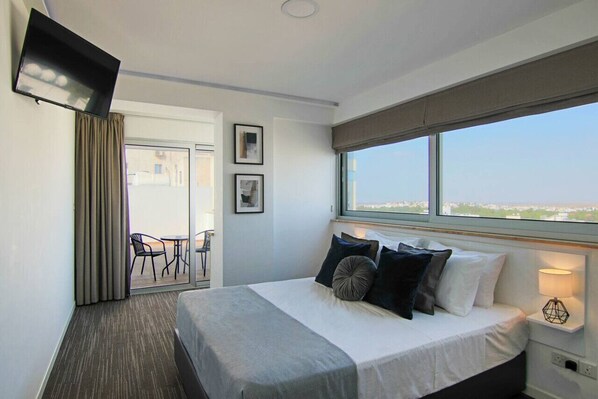 1 bedroom, desk, soundproofing, WiFi