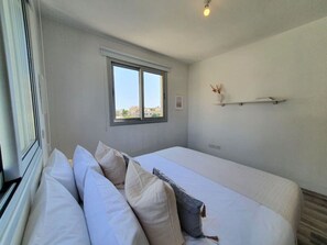 1 dormitorio, tabla de planchar con plancha, wifi y ropa de cama