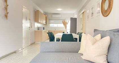 Phaedrus Living: Down Town Flat Stephania 302