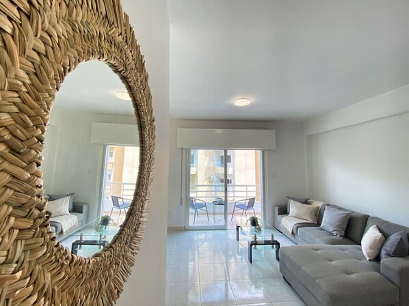 TV - Phaedrus Living: Down Town Flat Nestoras 301 (Limassol)