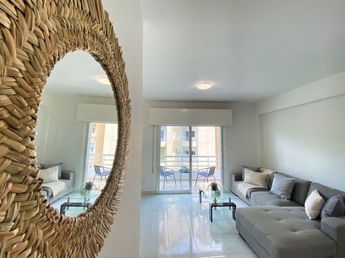 Phaedrus Living: Down Town Flat Nestoras 301