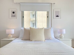3 habitaciones, tabla de planchar con plancha, wifi y ropa de cama 