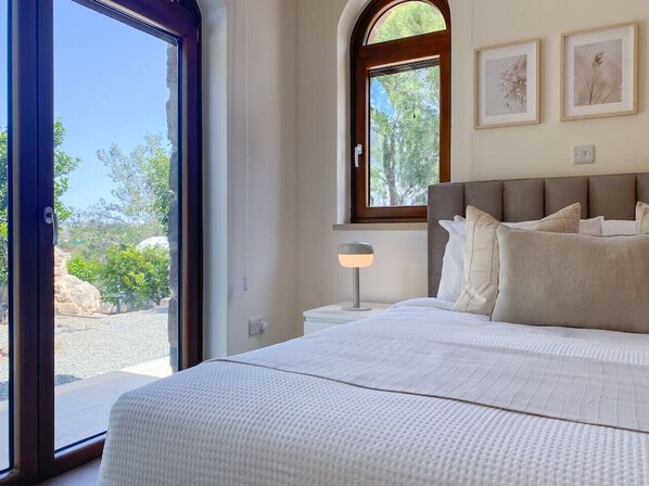 5 bedrooms, iron/ironing board, WiFi, bed sheets