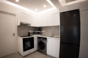 Kühlschrank, Mikrowelle, Ofen, Herdplatte