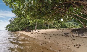 På stranden