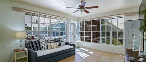 تلفزيون ذكي، مدفأة، كرة قدم الطاولة، تنس طاولة