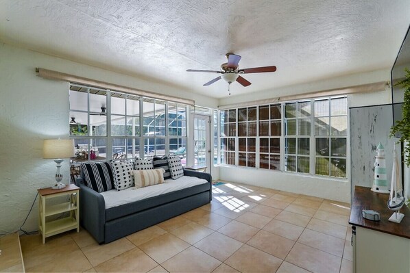 Smart TV, fireplace, table football, ping pong - Coastal Home 10 min to the Beach (Bradenton)