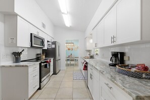 Fridge, microwave, oven, stovetop - Coastal Home 10 min to the Beach (Bradenton)