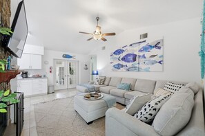 Smart-tv, eldstad, bordsfotboll och ett bordtennisbord