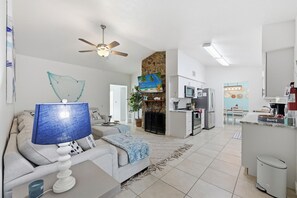Smart TV, fireplace, table football, ping pong - Coastal Home 10 min to the Beach (Bradenton)
