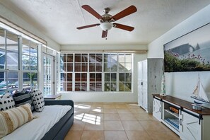 4 bedrooms, desk, iron/ironing board, travel cot - Coastal Home 10 min to the Beach (Bradenton)