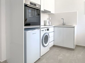 Microondas, horno, parrilla de estufa y cafetera y tetera 