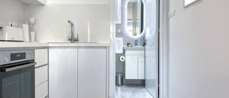 Een koelkast, een microgolfoven, een oven, een kookplaat