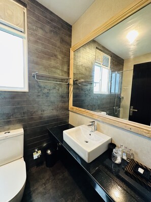 Dusch, regndusch, gratis toalettartiklar och hårtork