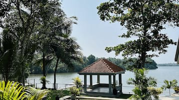 Pemandangan tasik