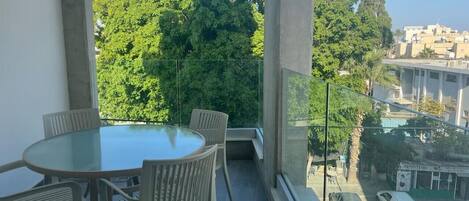 屋外ダイニングエリア