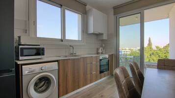 Een koelkast, een microgolfoven, een oven, een kookplaat