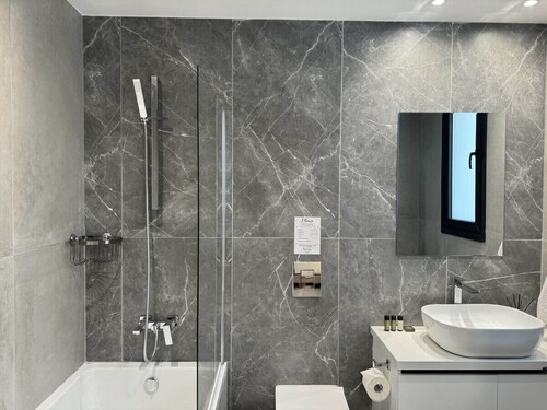 Phaedrus Living: White Hills Suites City View