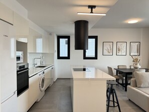 Kjøleskap, mikrobølgeovn, ovn og kokeplater