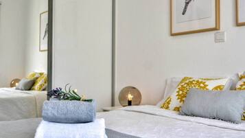 2 bedrooms, desk, iron/ironing board, WiFi