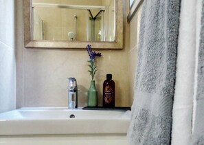 Articles de toilette gratuits, sĂšche-cheveux, serviettes fournies