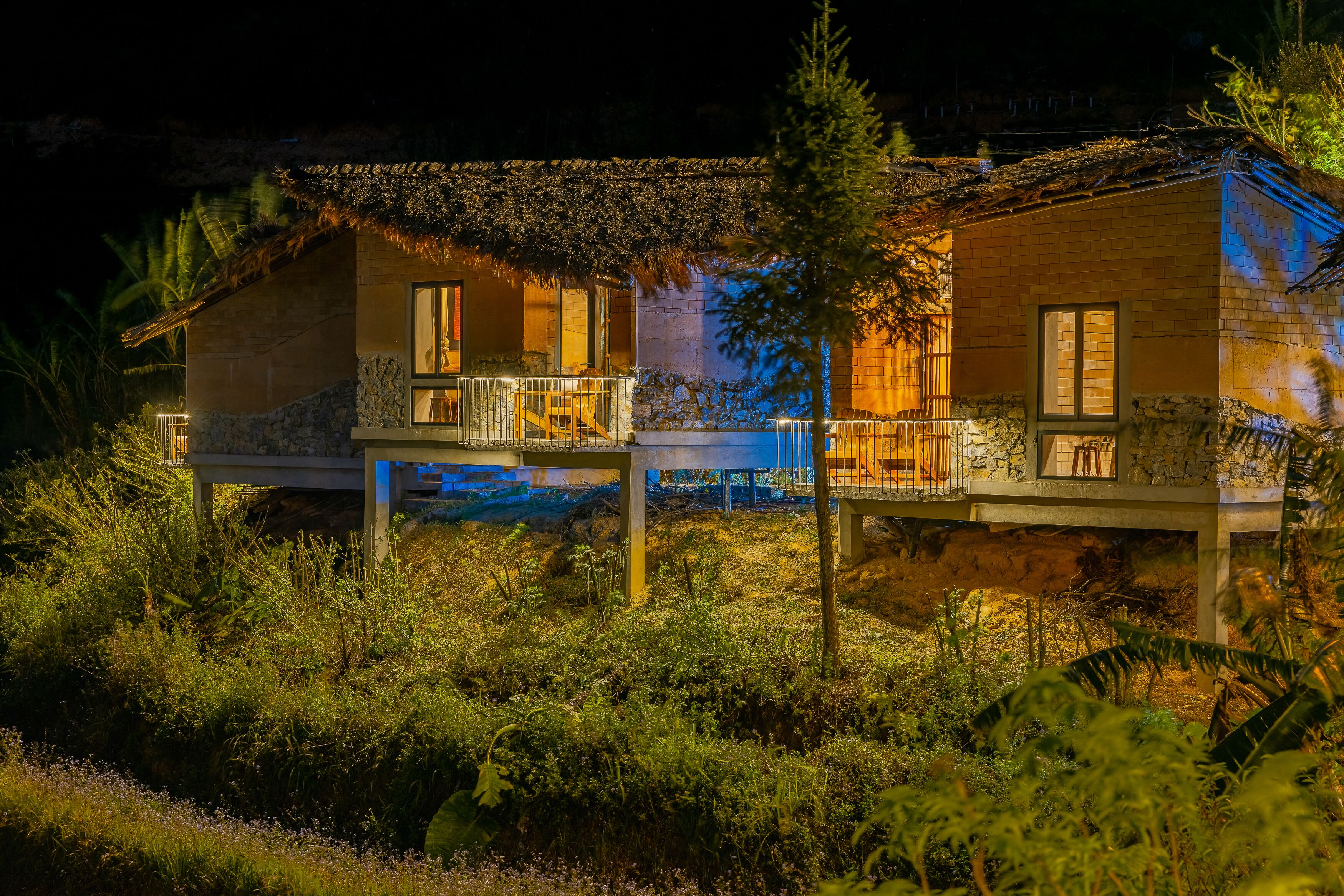 Fachada de la propiedad por la tarde o noche