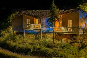 숙박 시설 정면 - 저녁/밤