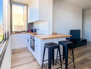 Frigorífico, microondas, horno y placa de cocina