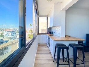 Fridge, microwave, oven, stovetop - Phaedrus Living: Ourania City Heights Flat (Limassol)