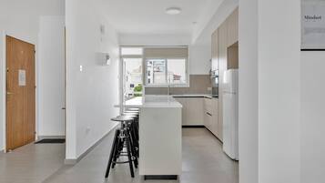 Kylskåp, mikrovågsugn, ugn och spishäll