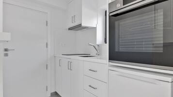 Køleskab, mikrobølgeovn, ovn, kogeplade