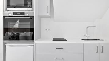 Køleskab, mikrobølgeovn, ovn, kogeplade