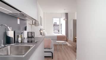 Refrigerador, microondas, placa de cocina, cafetera expreso