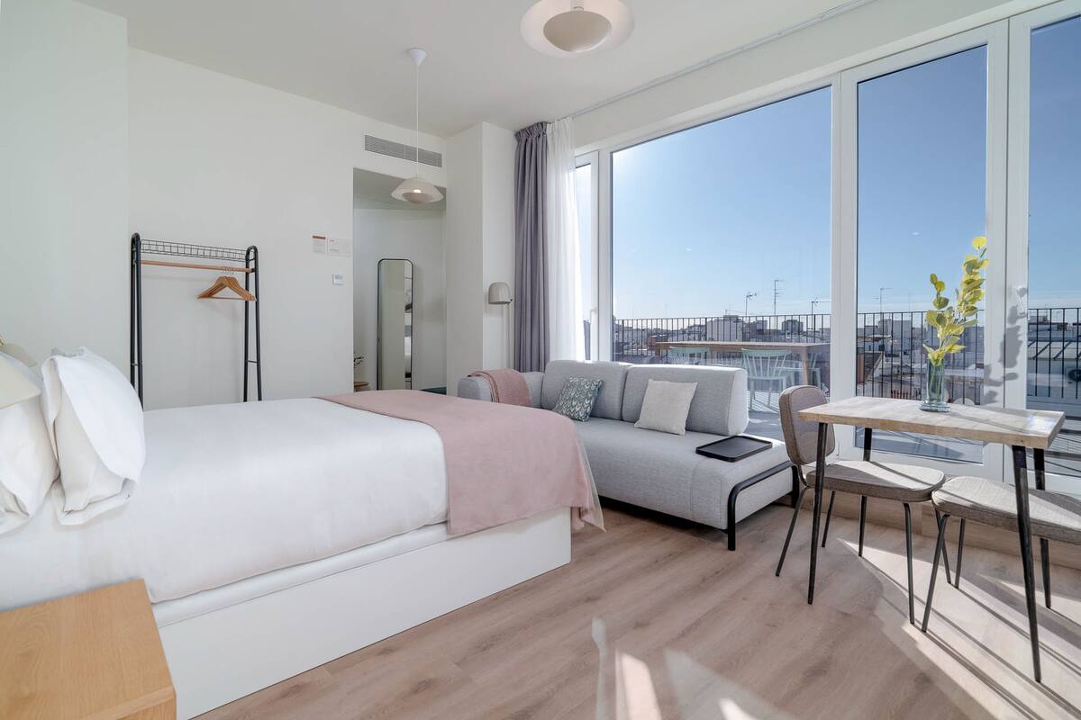Estudio, terraza | Escritorio, espacio para trabajar con un portátil, cortinas opacas