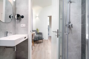 Apartment, 1 Schlafzimmer, Balkon | Badezimmer | Umweltfreundliche Kosmetikartikel, Haartrockner, Handtücher, Seife