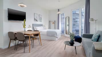1 habitación, decoración personalizada, muebles diferentes y escritorio