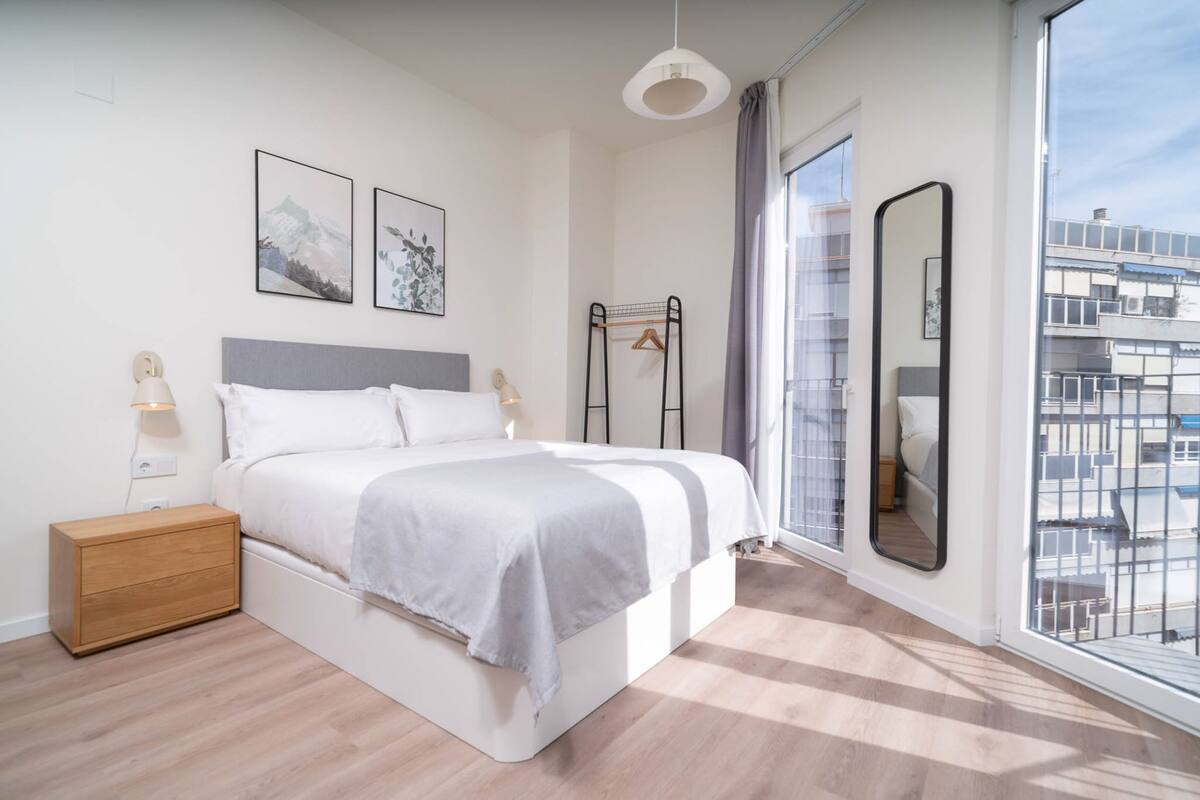 Estudio Confort, balcón | Escritorio, espacio para trabajar con un portátil, cortinas opacas