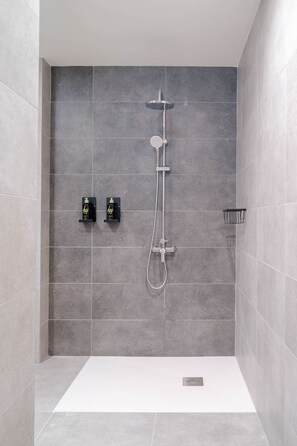 Comfort-Studio, rollstuhlgeeignete Dusche, Balkon | Badezimmer | Umweltfreundliche Kosmetikartikel, Haartrockner, Handtücher, Seife
