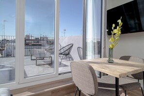 Estúdio, terraço | Área de estar | TV de tela plana 43 polegadas com canais a cabo