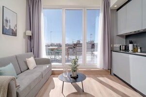 Apartamento, 1 habitación, terraza | Zona de estar | Televisión de pantalla plana de 43 pulgadas con canales por cable