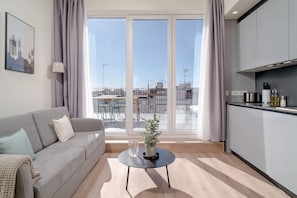 Departamento, 1 habitación, Terraza | Área de sala de estar | Televisión de pantalla plana de 43 pulgadas con canales por cable