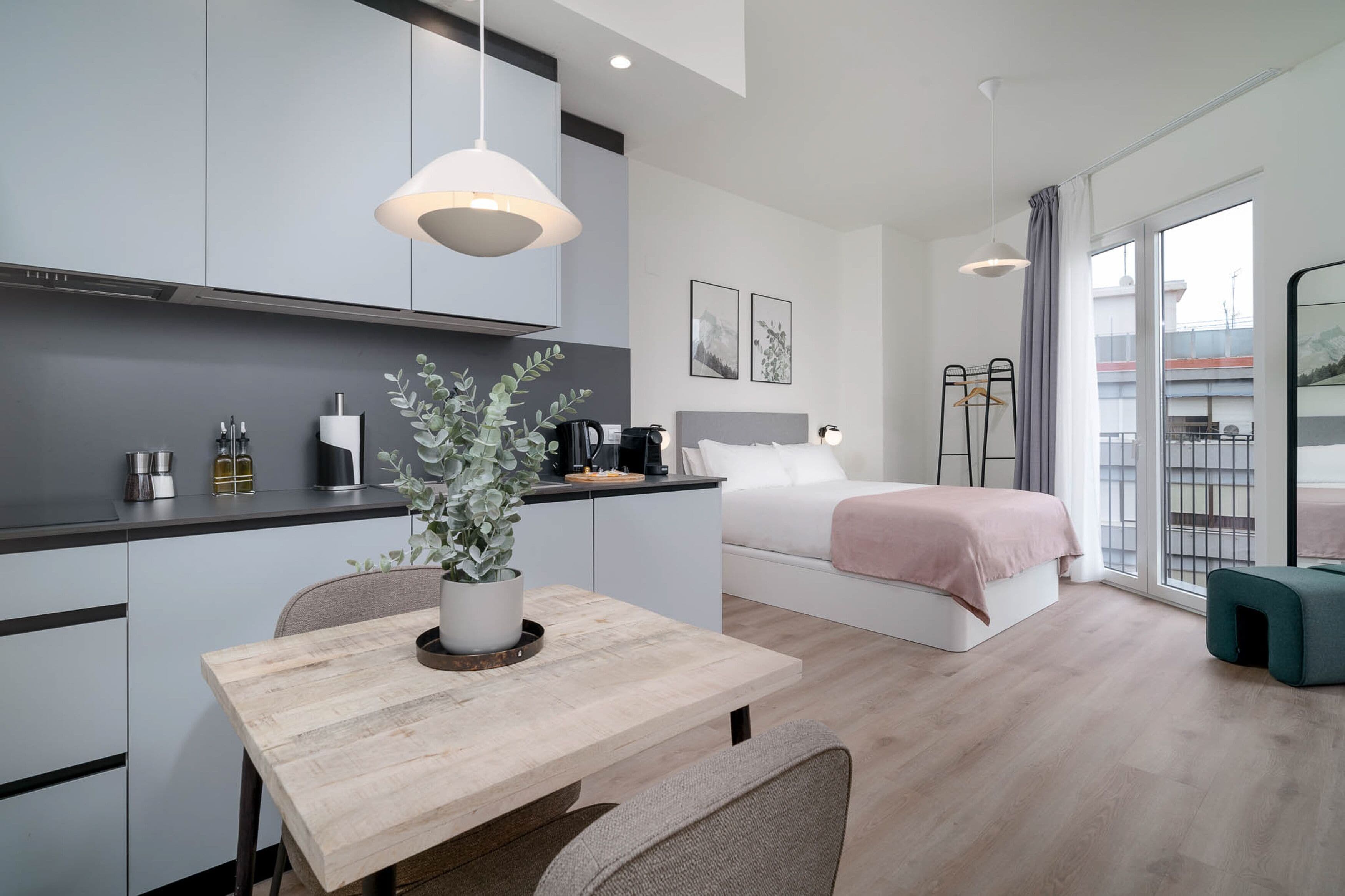 Studio, terras | Individueel gedecoreerd, individueel gemeubileerd, een bureau