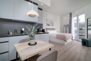 Estúdio, terraço | Individualmente decorados, individualmente mobiliados, escrivaninha