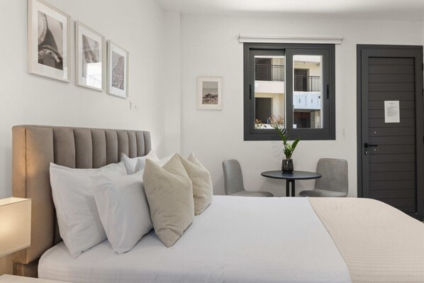 1 bedroom, iron/ironing board, WiFi, bed sheets - Phaedrus Living: Alkminis Seaside Suites Verano (Paphos)