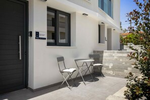 Terrace/patio - Phaedrus Living: Alkminis Seaside Suites Verano (Paphos)