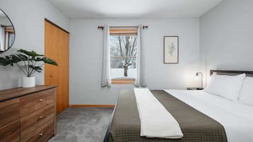 4 bedrooms, iron/ironing board, WiFi, bed sheets